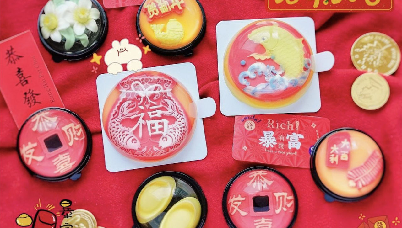 Jelly cakes on red background with decorative Chinese idioms.