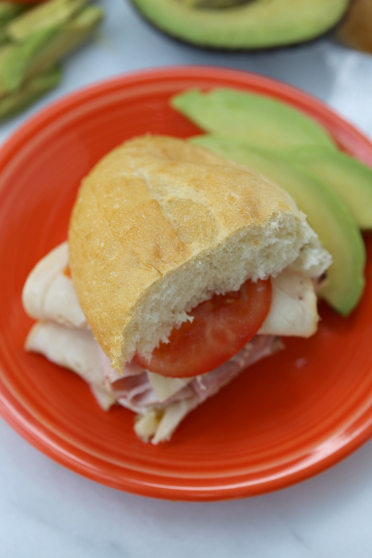 torta sandwich on a red plate